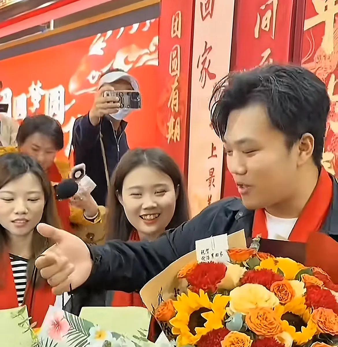 谢浩男首度谈养父母，谢爸秒黑脸！大妹自曝家产分配问题，好感人