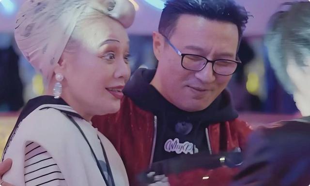 被汪峰新女友惊艳到了，身材苗条颜值吸睛，但这生图差距也太大了