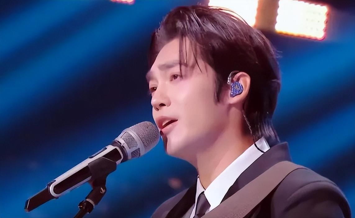 假唱翻车,真唱跑调!2025大湾区晚会简直灾难现场,还好有他救场