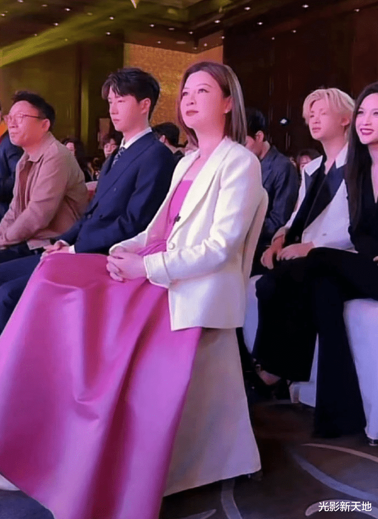 杜华公开娱乐圈残酷现状：王一博半年收入超5亿，有艺人6年0工资