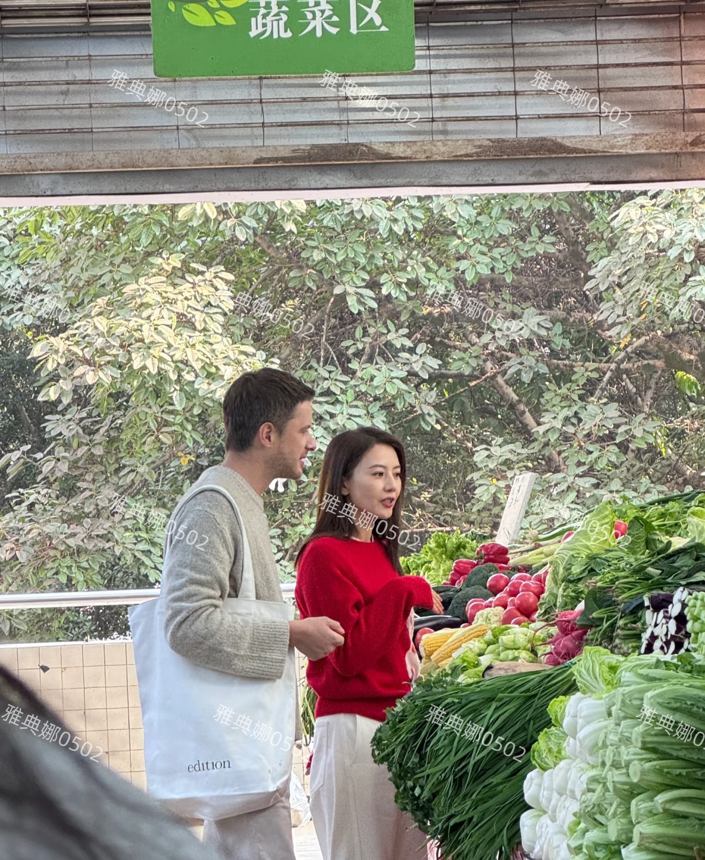 成都玉林菜市偶遇高圆圆，穿了件大红毛衣的她，年轻漂亮明艳动人