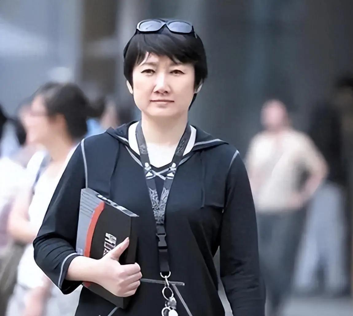 万万没想到,和王刚离婚24年的成方圆,已经成了他高攀不起的样子