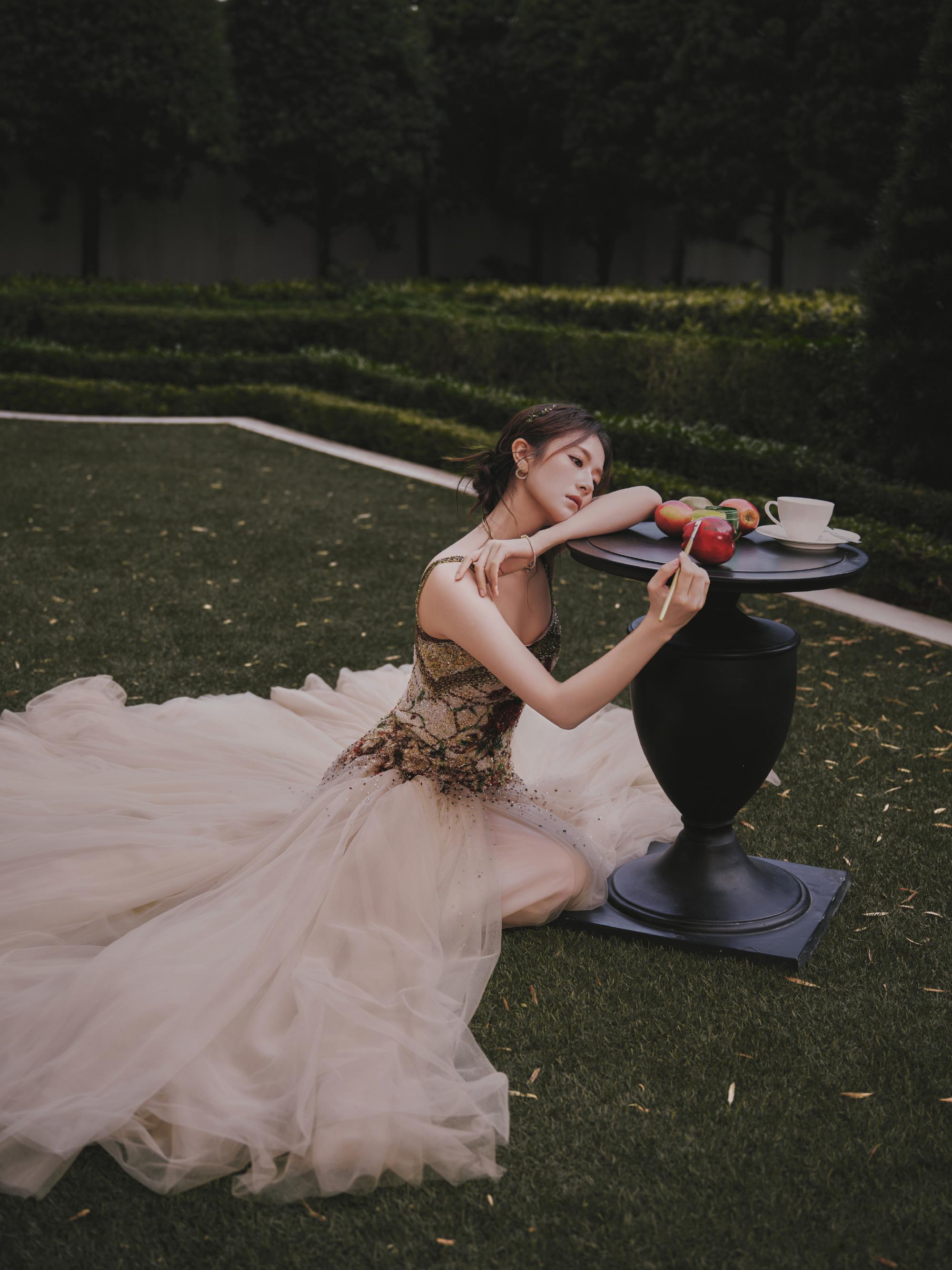 李兰迪闪亮鲜花抹胸礼裙