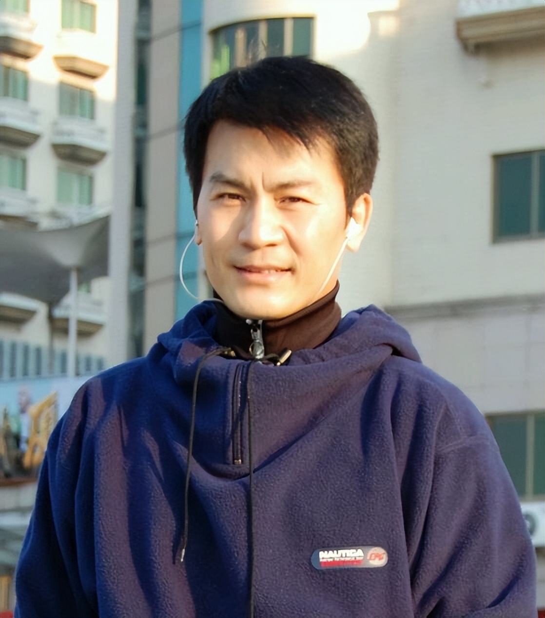 实现财富自由后，他选择移居美国，住豪宅开豪车，无妻无子很潇洒