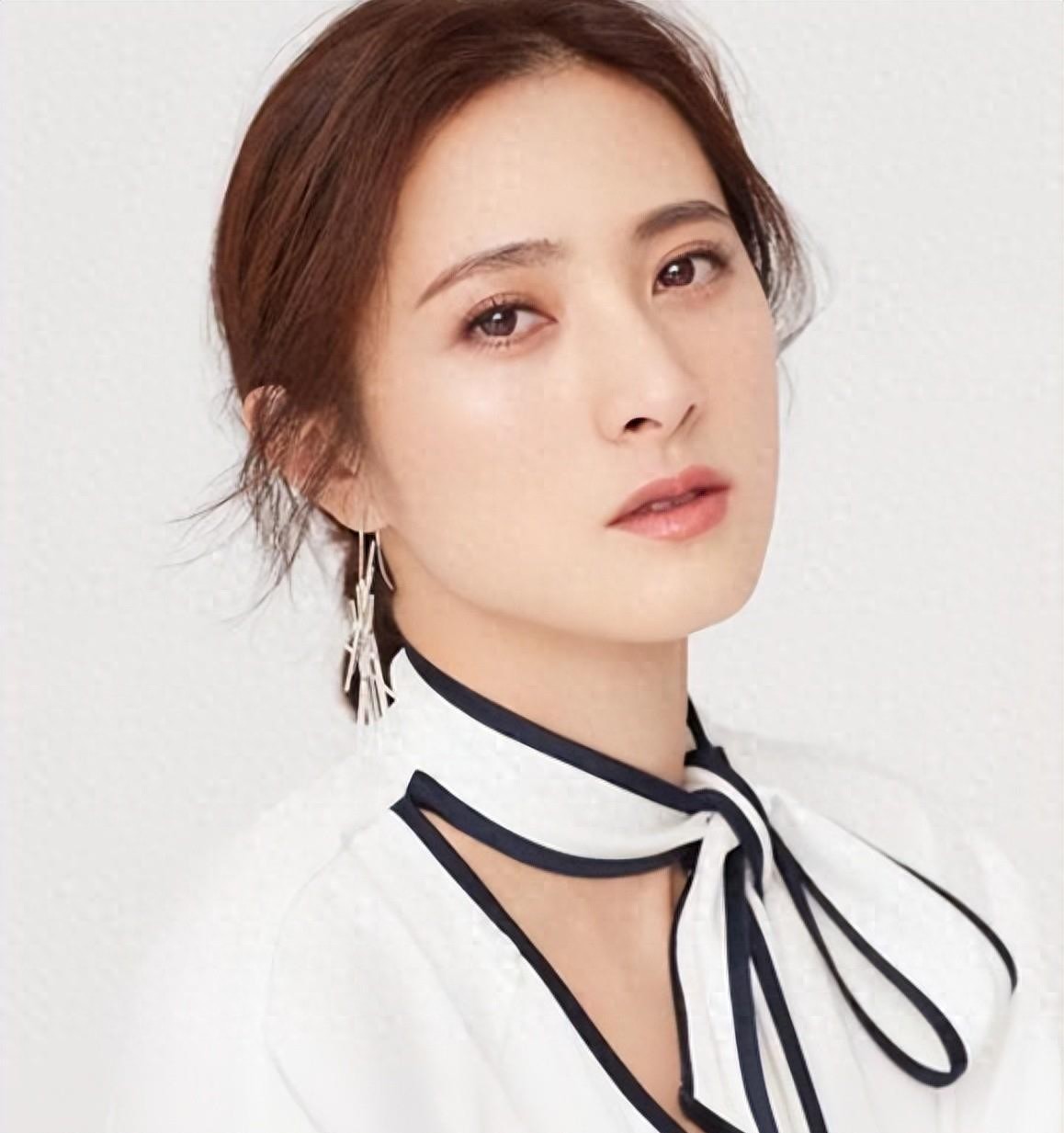 她放弃靳东，转身嫁给父亲看中的女婿，45岁受尽婆家宠爱！