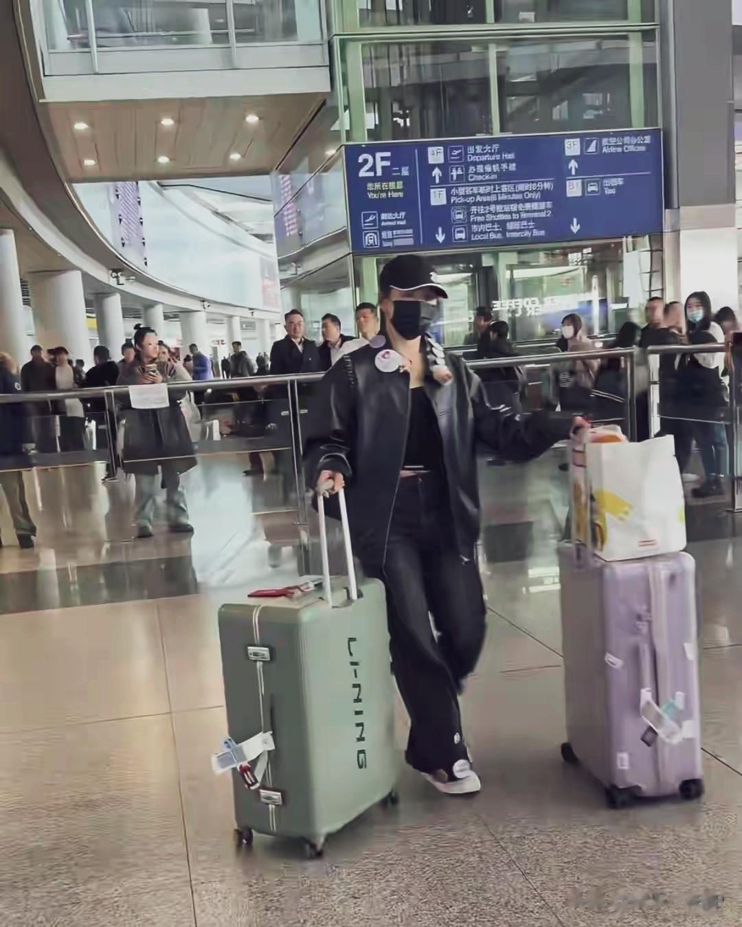 陈梦机场私服照曝光，皮衣棒球帽帅炸全场，网友：这是超模吧