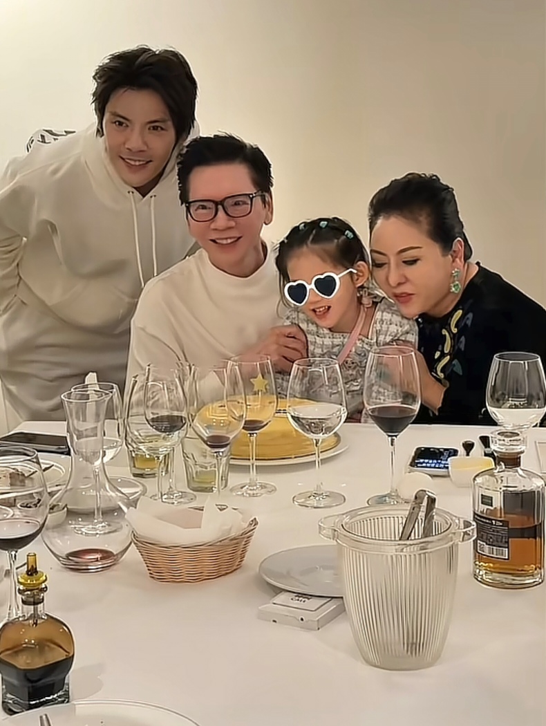 向华强77岁庆生宴照片曝光，5岁孙女真是团宠，向佐打扮清爽帅气