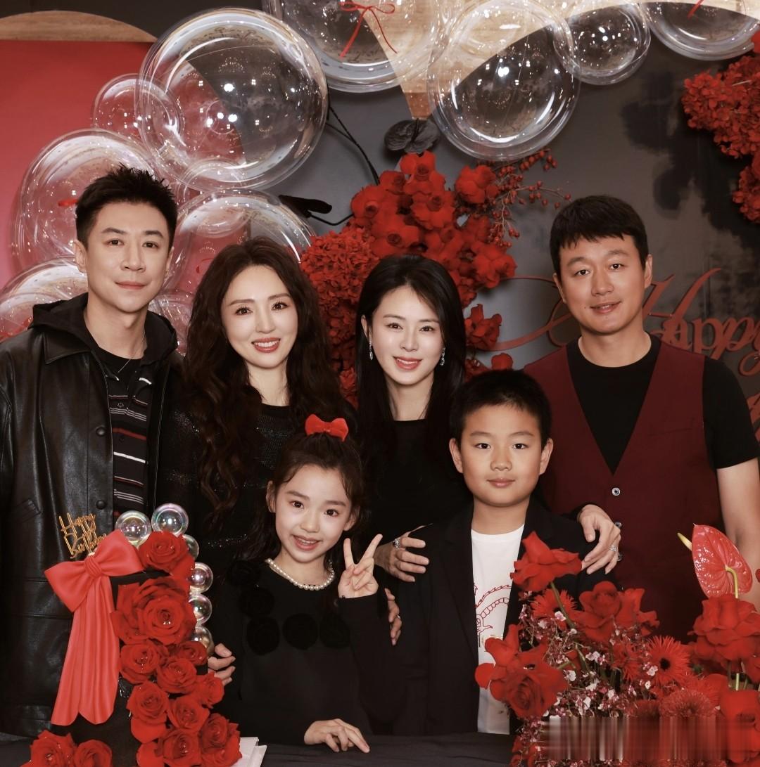 董璇关悦两家相聚，4个孩子同框，佟大为女儿已经逼近一米八