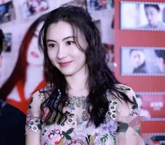 张柏芝穿上粉色裙子更有韵味了,清纯又性感