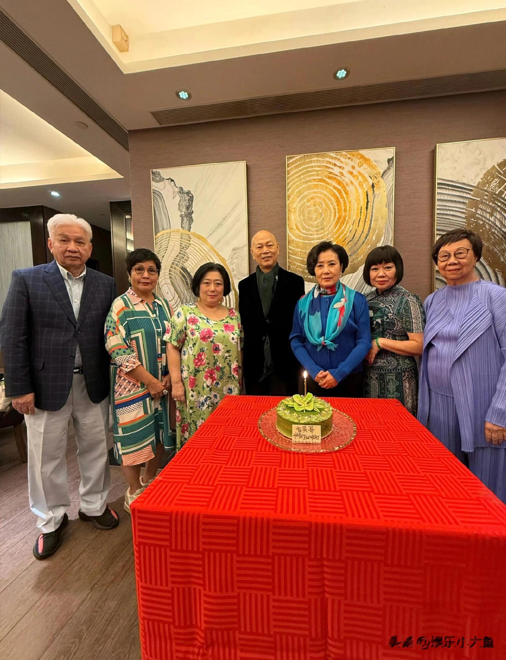 TVB阿姐汪明荃为老公罗家英庆祝生日,罗家英搂着妻子好幸福