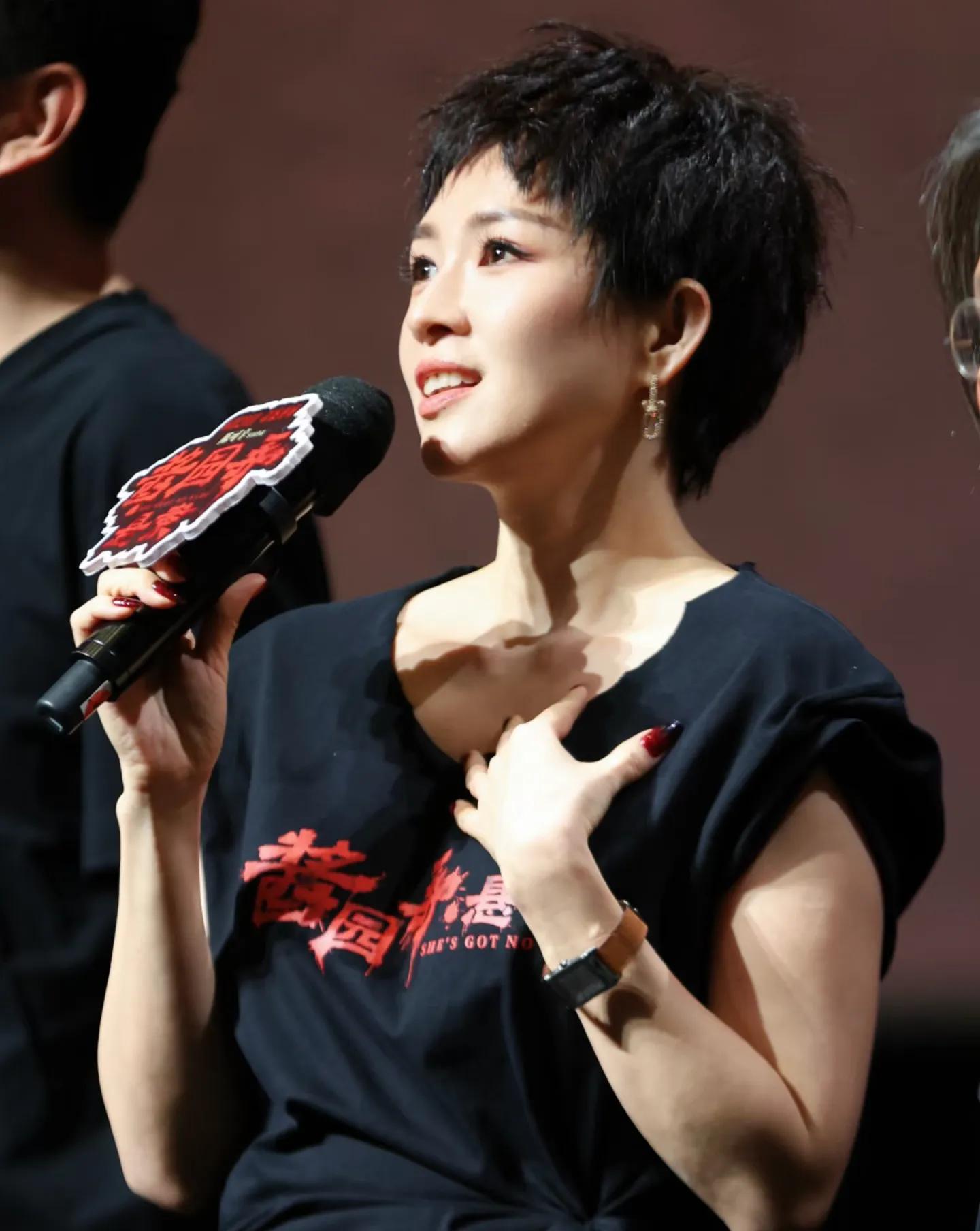 章子怡带女儿看酱园弄首映！ 10 岁醒醒穿公主裙好美，母女互动有爱