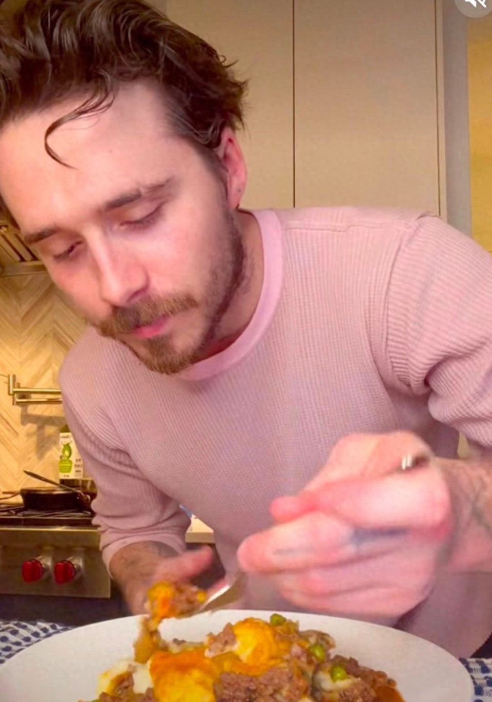 儿大不中留！贝嫂点赞儿子烤鸡视频公开示爱，布鲁克林却拉黑全家