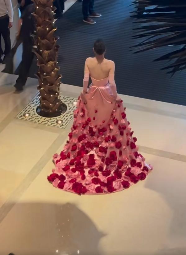 倪妮的收腰礼服有多紧?背后被挤出几道褶,隔着屏幕我都喘不上气