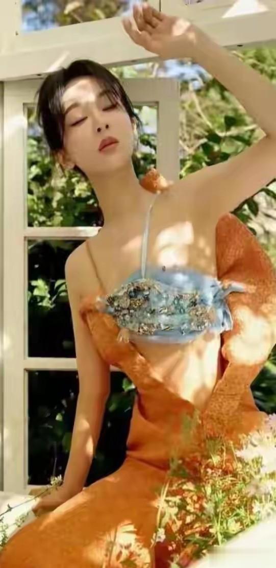 杨紫身材杨柳细腰！直角肩蜜腿腰、皮肤细嫩网友：哇塞美爆了