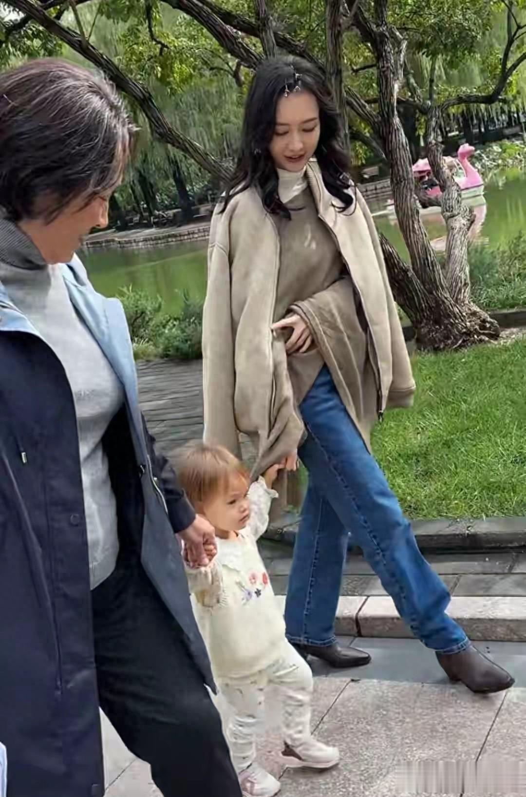 王鸥带混血娃逛公园被拍!全程母爱爆棚,身边神秘阿姨身份曝光