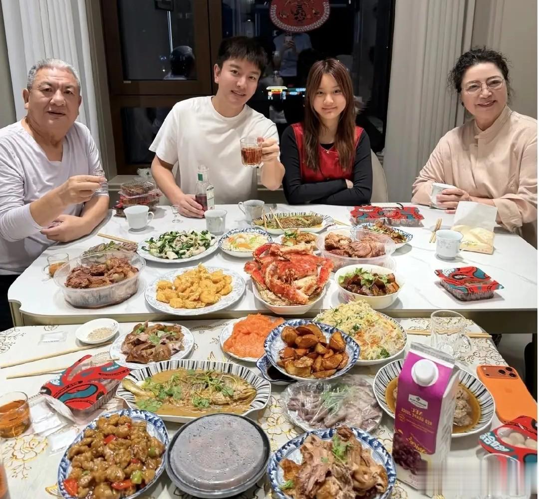贾乃亮晒全家人吃年夜饭东北地地道道特色菜网友狂猜玻璃中拍照人