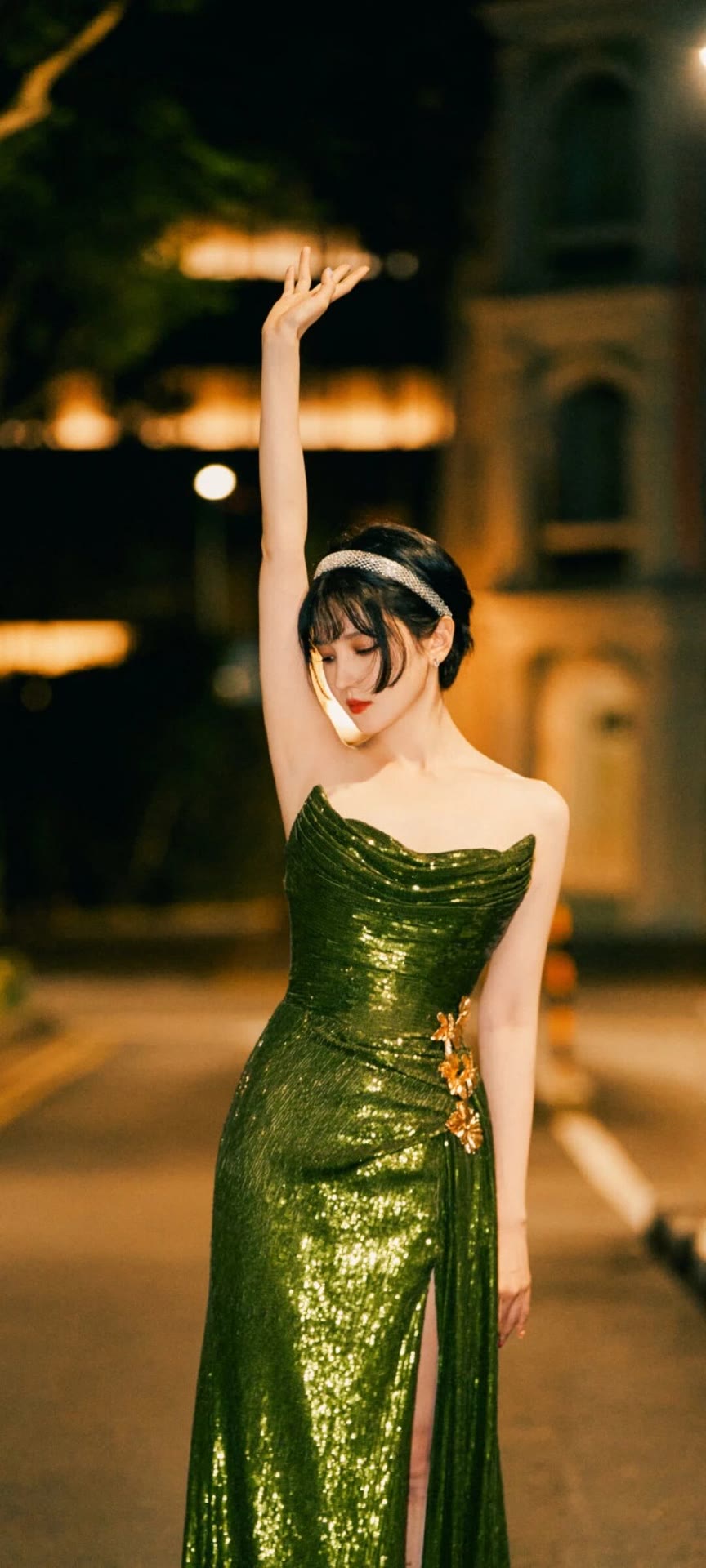 陈小纭绿裙写真释出，亮片设计闪耀吸睛