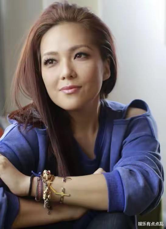 大家皆祝贺单依纯《歌手》第五期断层领先，只有卫兰说得一针见血