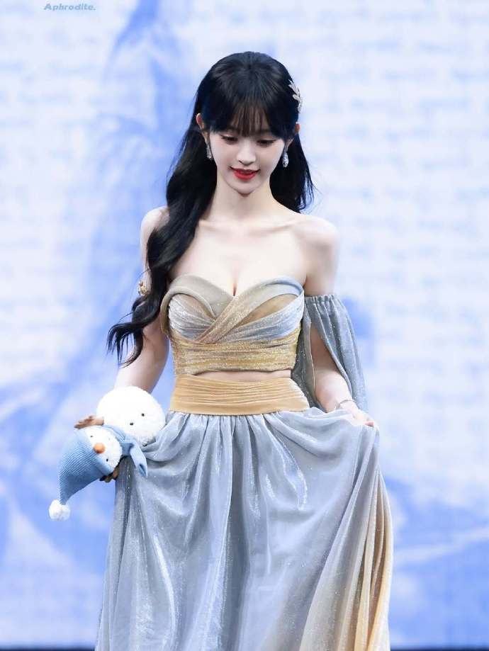 正面看田曦薇好圆润,玲珑剔透的。