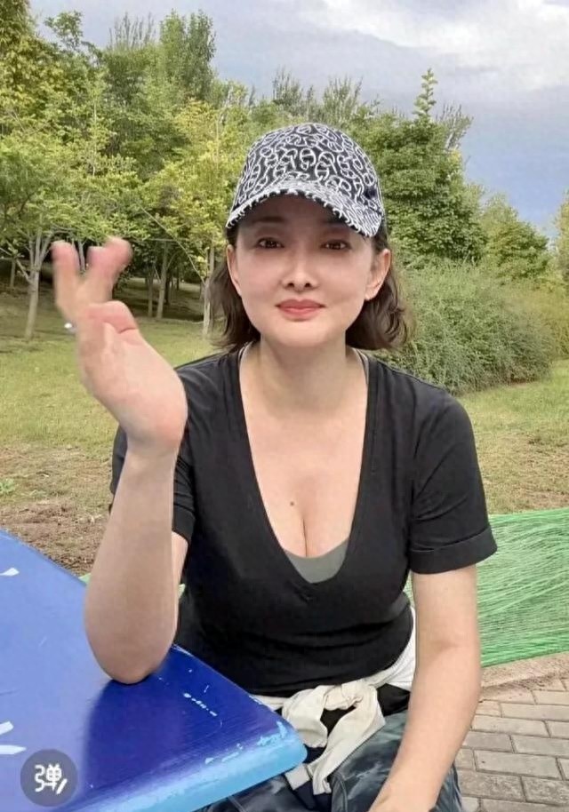 50多岁牛莉穿深v短袖出镜身材火辣,人到中年越来越美,医美感强