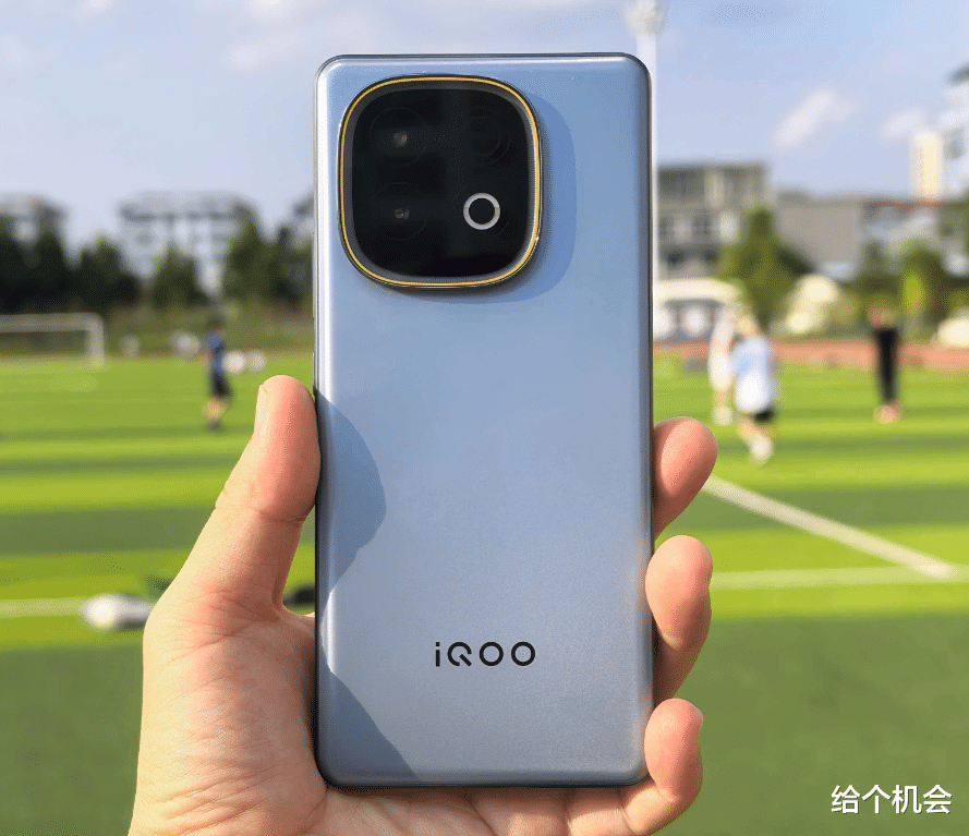 8000mAh+326万+512G,iqoo新机上市,加量还不加价