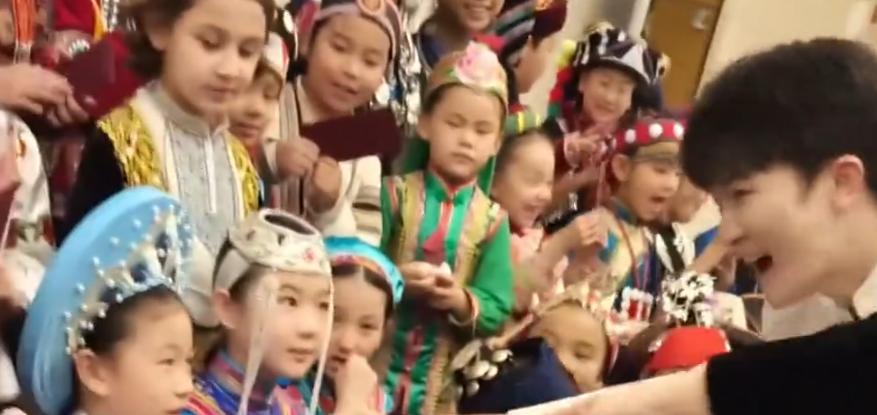 新华社45字评周深春晚表现，不提歌技却一针见血，戳中年歌迷心坎