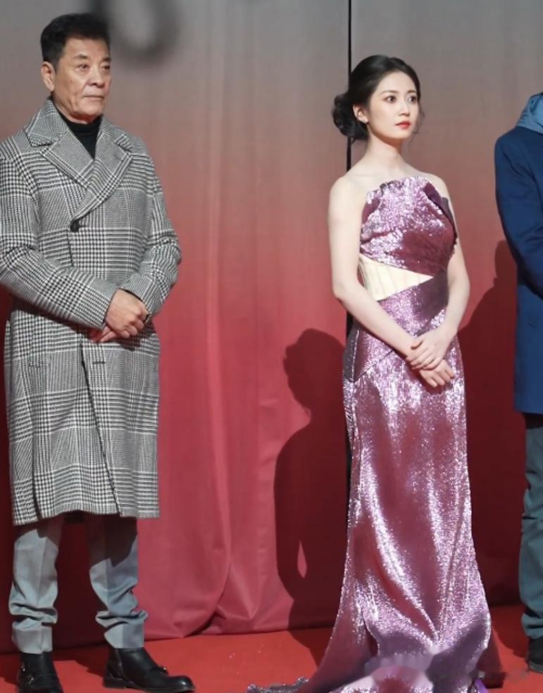 何晴离世4天后，前男友刘威参加活动被吐槽，一身老人味衣品太差