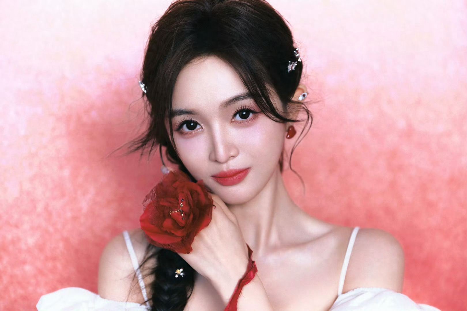 祝绪丹忍得很辛苦吧？学虞书欣翻车后在机场开始冷脸装酷，真好笑