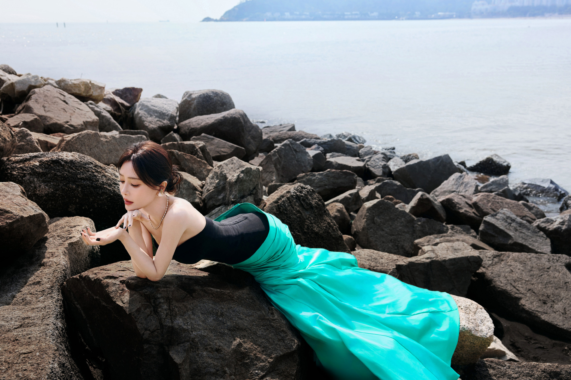 秦岚黑拼蓝抹胸礼裙，身材没谁了