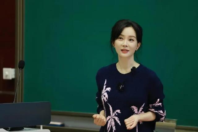 48岁陈数中戏授课!示范戏曲动作被赞教科书级别,这才是顶级优雅