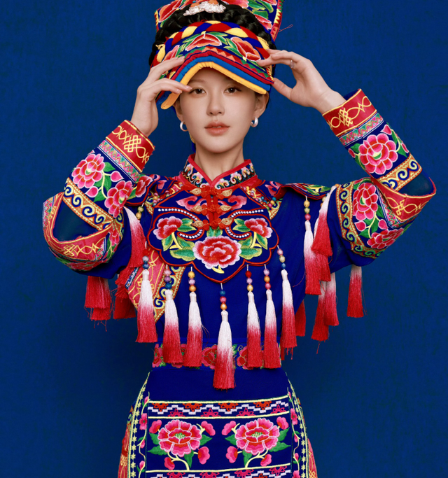 赵露思民族风美出圈！怼脸拍太惊艳，新剧《许我耀眼》未播先炸！