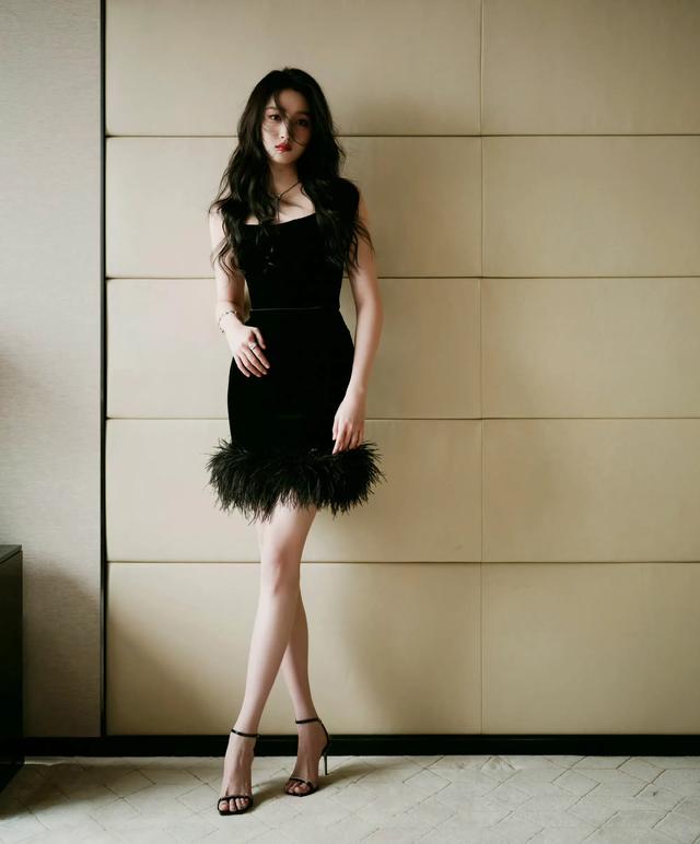 关晓彤大长腿，完美身材比例