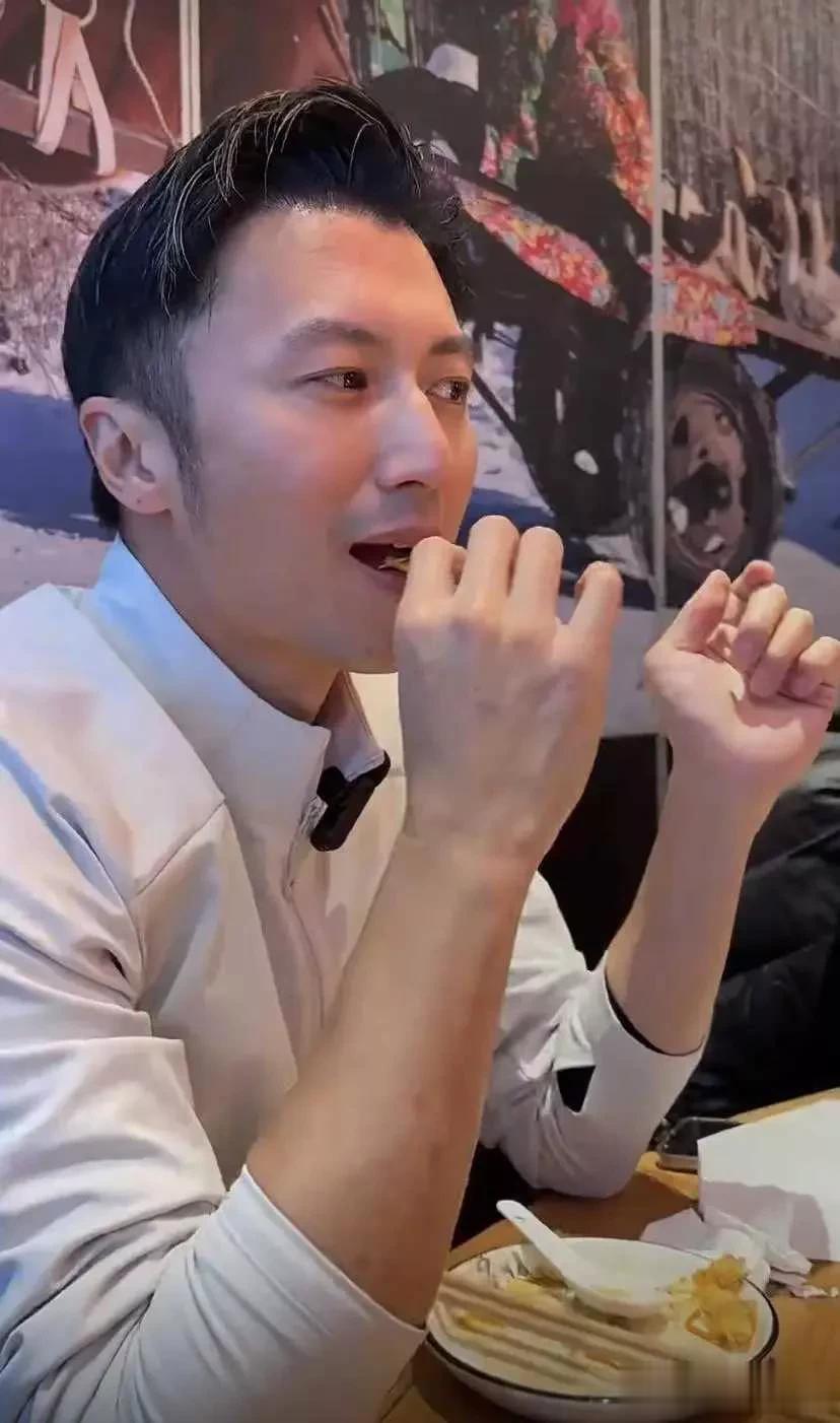 谢霆锋东北吃大鹅，满头白发脸不垮，说锅包肉像肉排、鹅脖子最嫩