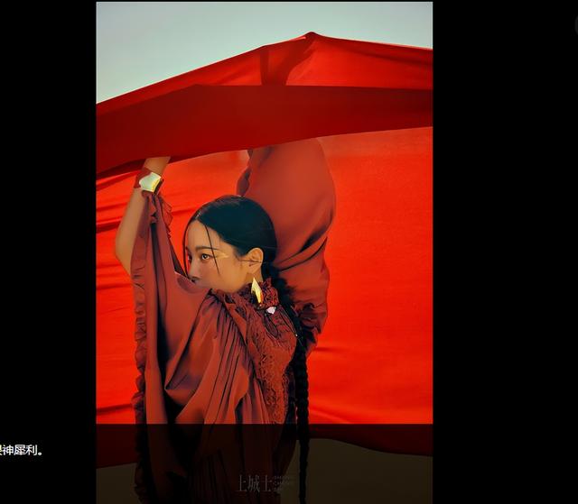 辛芷蕾化身异域神女神，漫步敦煌戈壁，韵味十足！