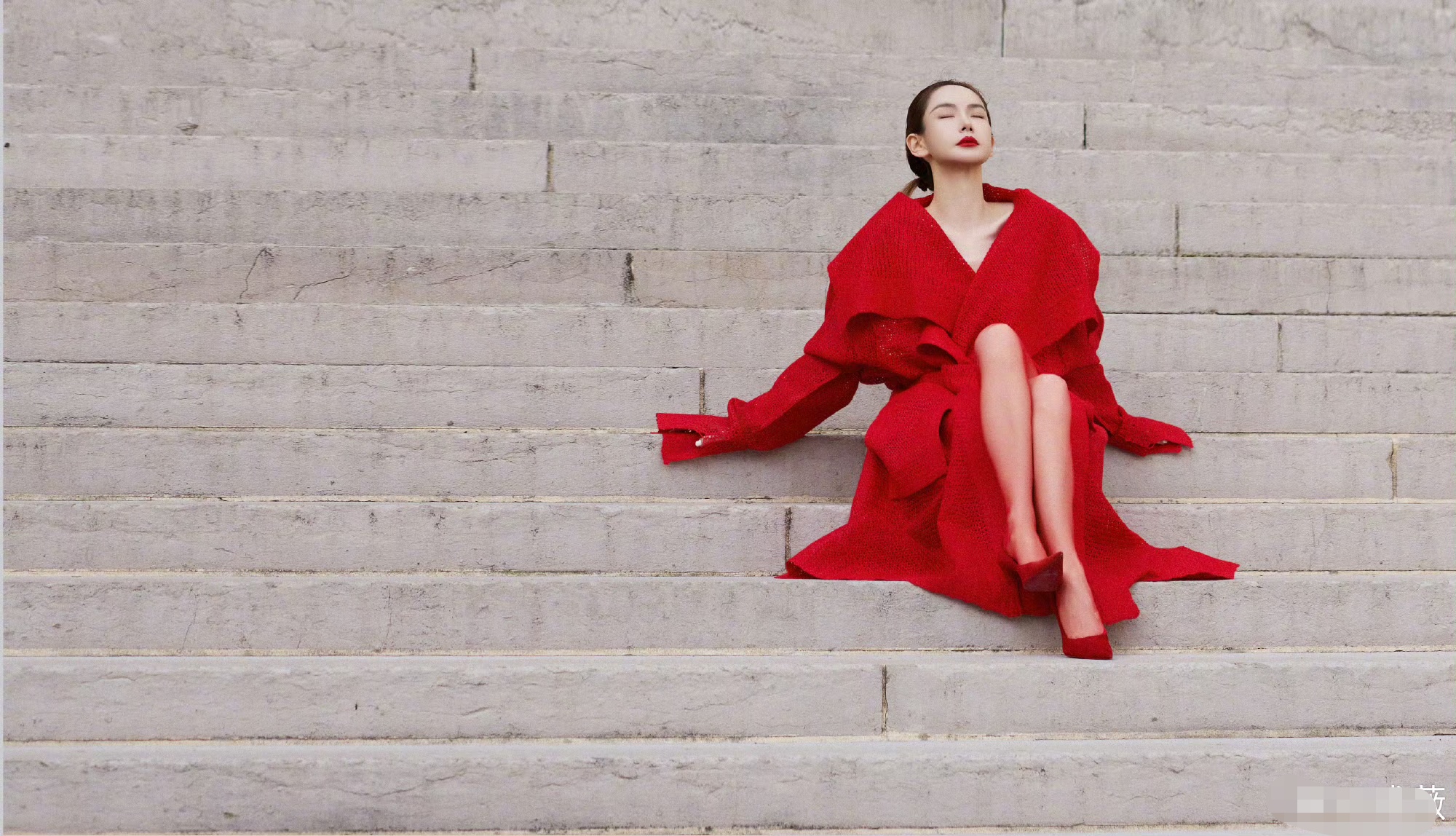 戚薇巴黎时装周造型 红衣配红丝袜 魅惑撩人 清冷又霸气