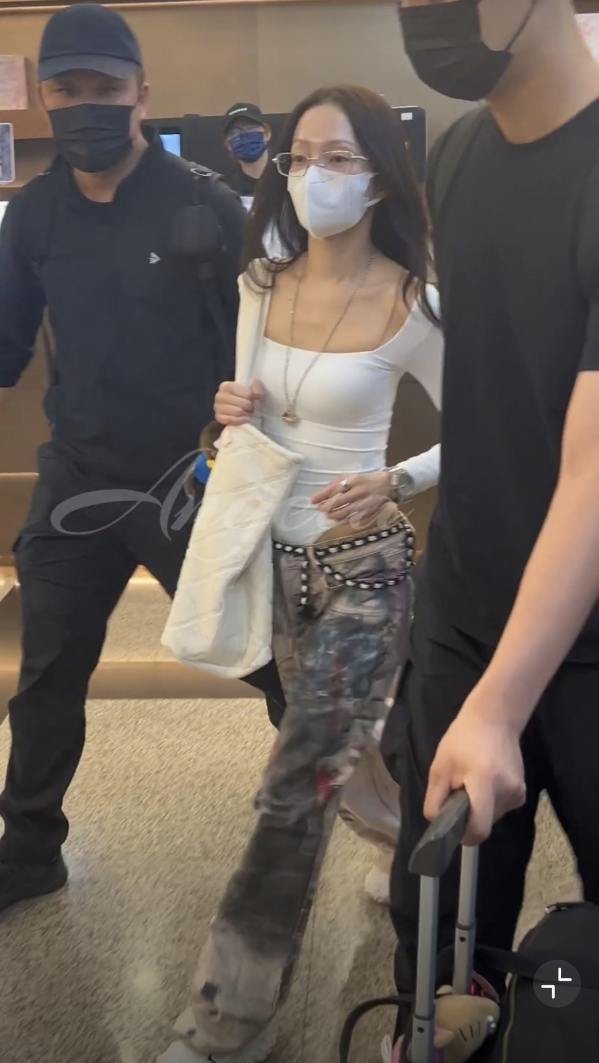 张韶涵素颜现身机场,皮肤状态好好呀本人又瘦又美,穿搭很别致呀