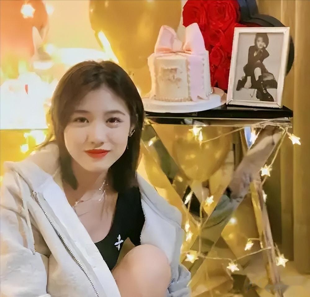 汪峰大女儿官宣恋情!男友身高190帮她提高跟鞋,沙滩拥抱好浪漫