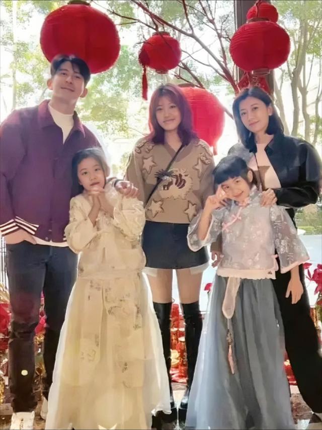 贾静雯一家成都逛街，50岁像30岁，咘咘天生高颅顶，但没波妞可爱