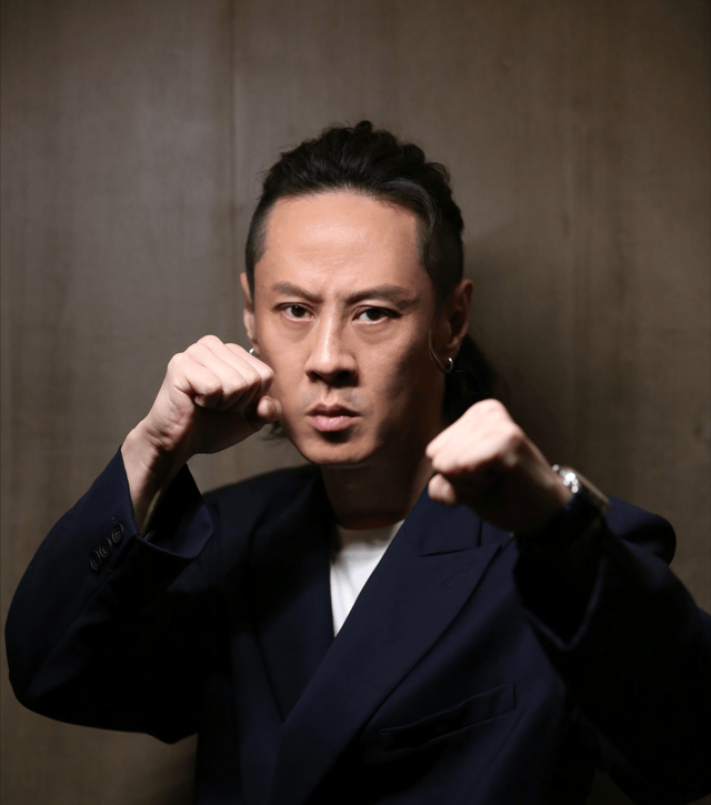 马浴柯已获李家三兄弟认可，和梁洛施现身机场送别16岁李长治！