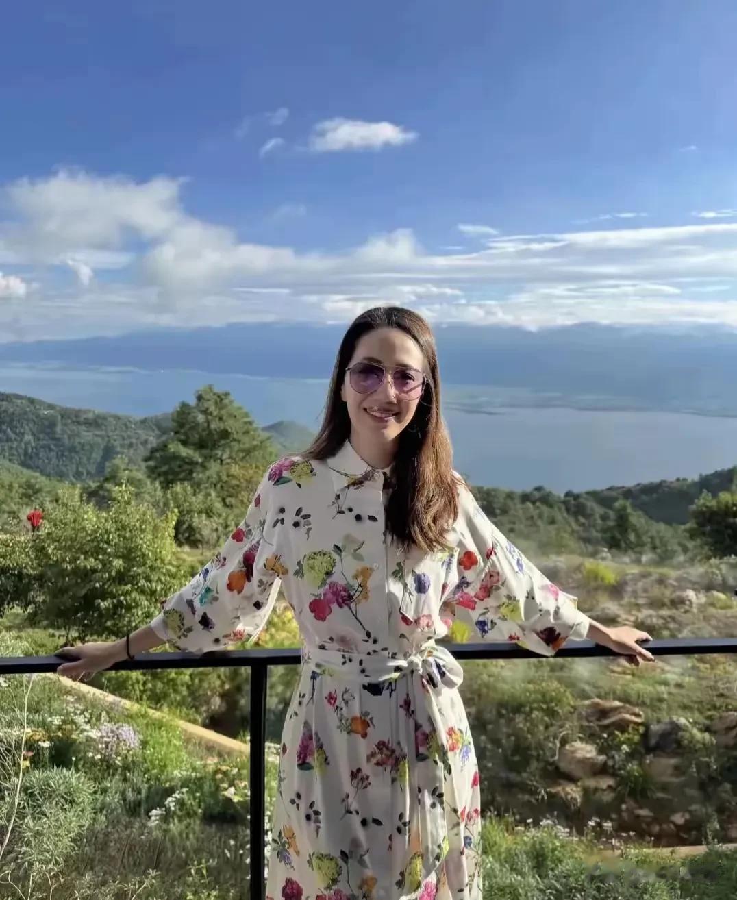 甄子丹携全家大理度假,女儿颜值碾压明星,儿子帅成年轻时的他