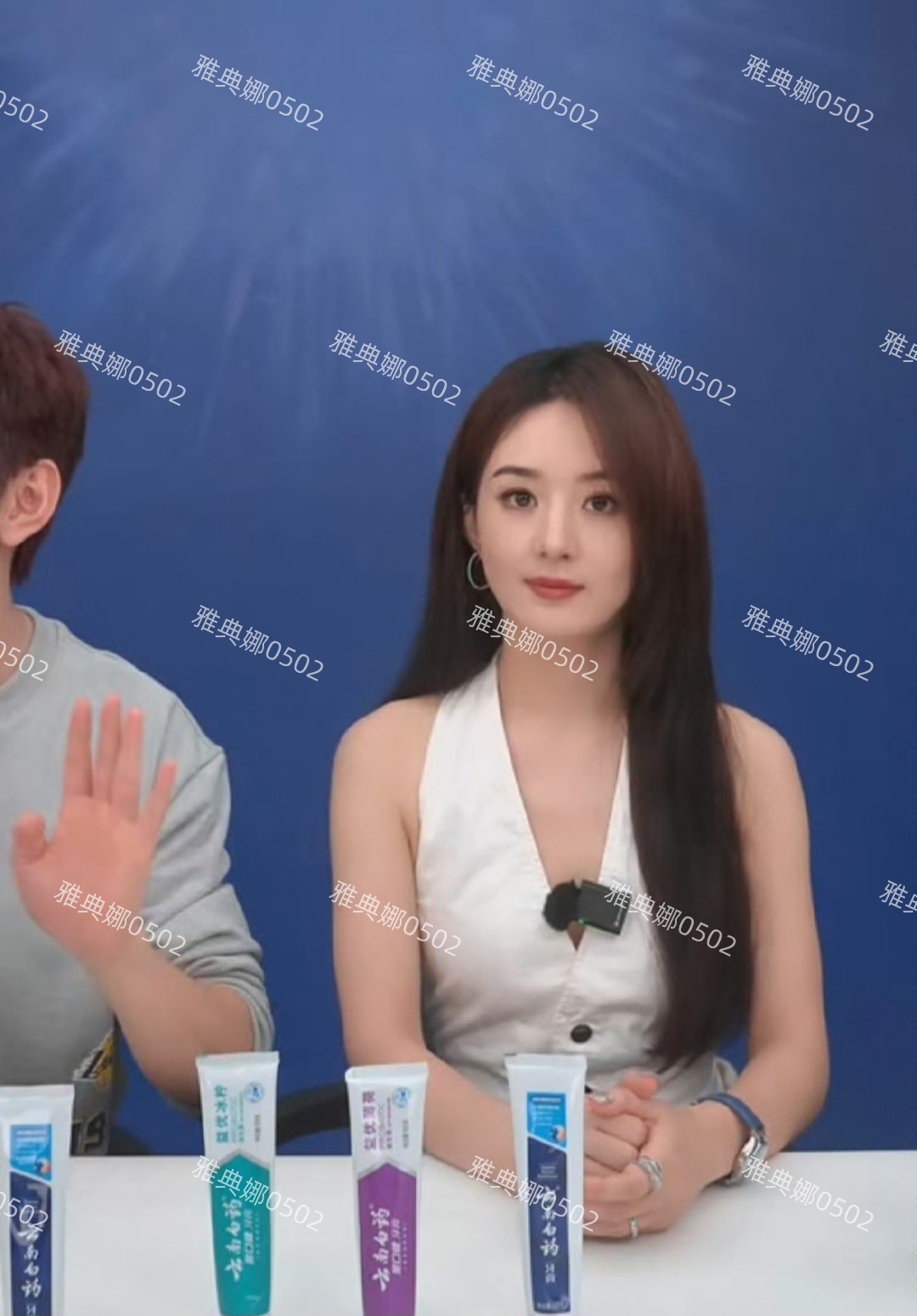 赵丽颖现身直播圆脸美出新高度,不像杨幂刘诗诗太瘦不扛老显年轻