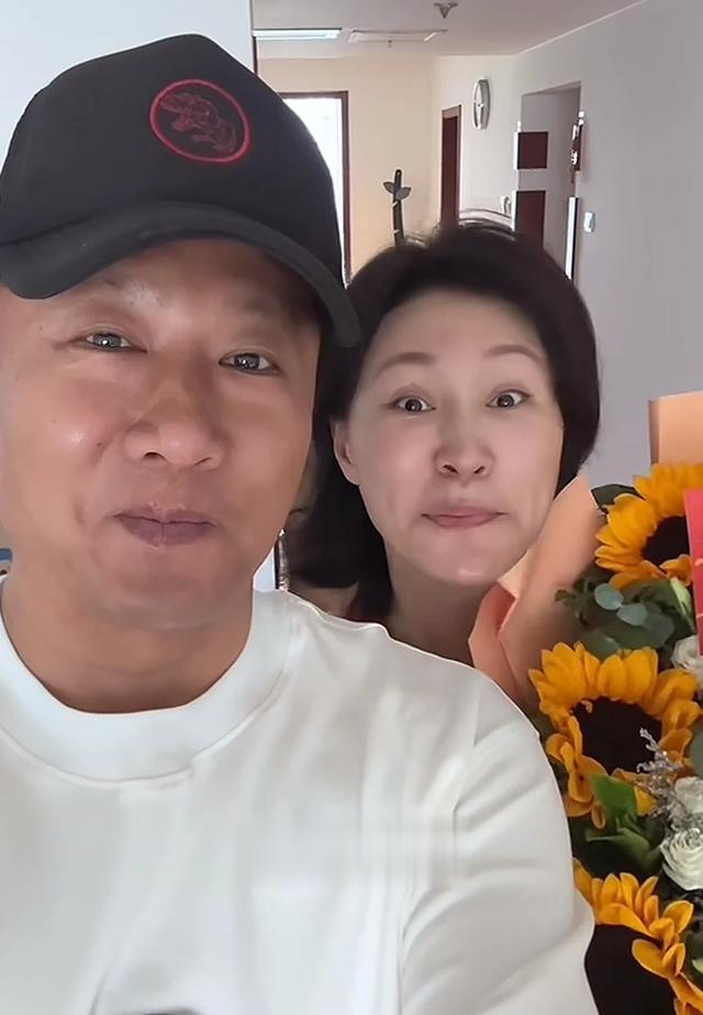 演员孙涛考场外等女儿！感叹孩子父母都不容易，网友评论：我骄傲