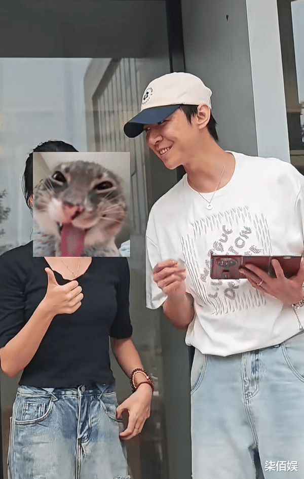 董璇老公被偶遇,不化妆反而挺好看的,被祝新婚快乐笑得好腼腆