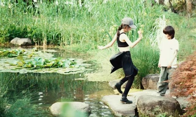 黄磊老婆带儿女出游，11岁多妹越长越美，个头出众颜值太高了