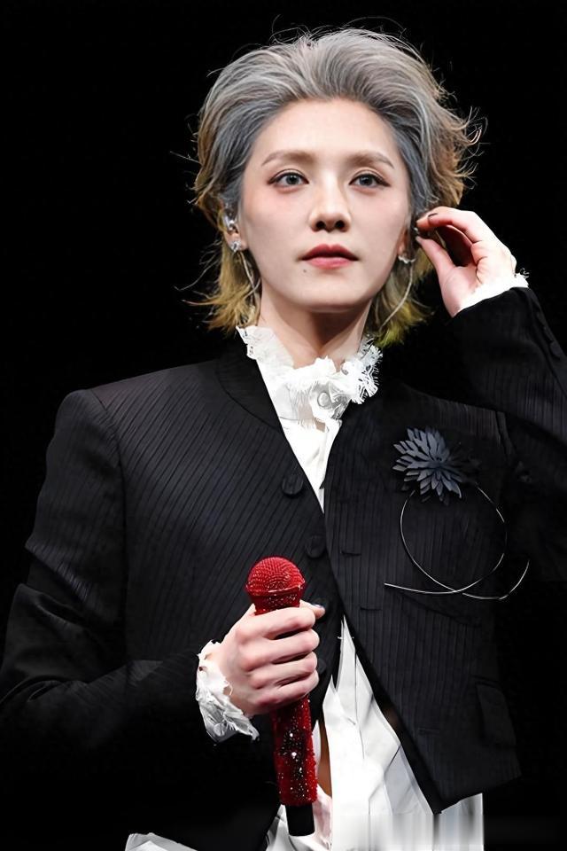 鹿晗演唱会金句背后的时光对话