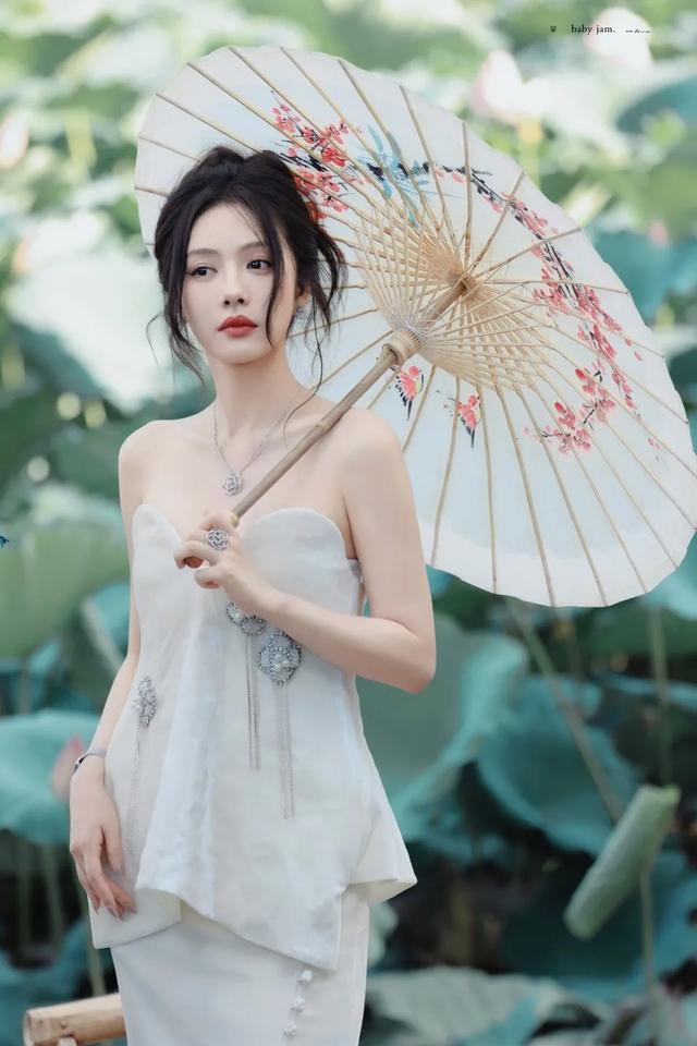 蔡文静江南风韵大片,这身材把摄影师看迷糊了