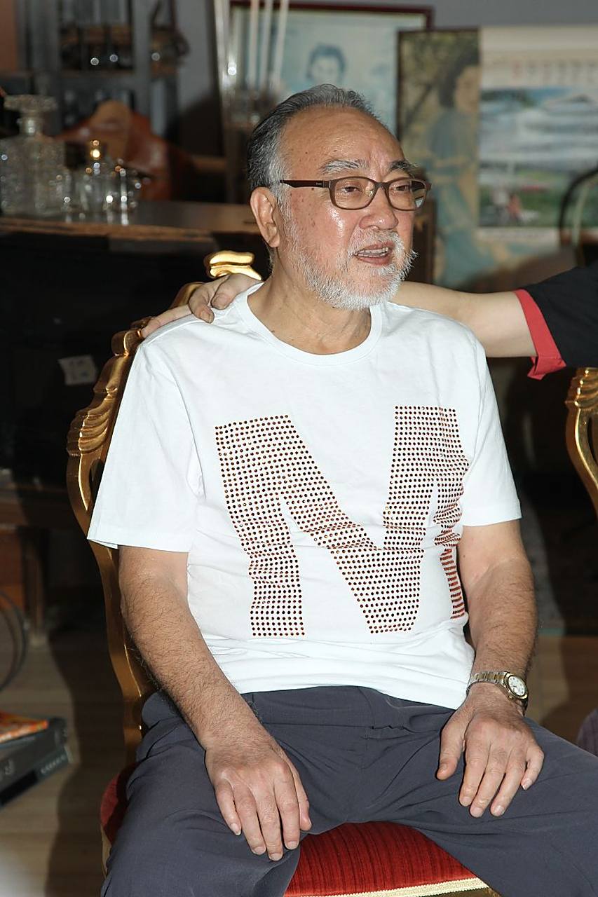 84岁老戏骨独居香港，靠圈内好友接济生活，儿女定居国外很少联系