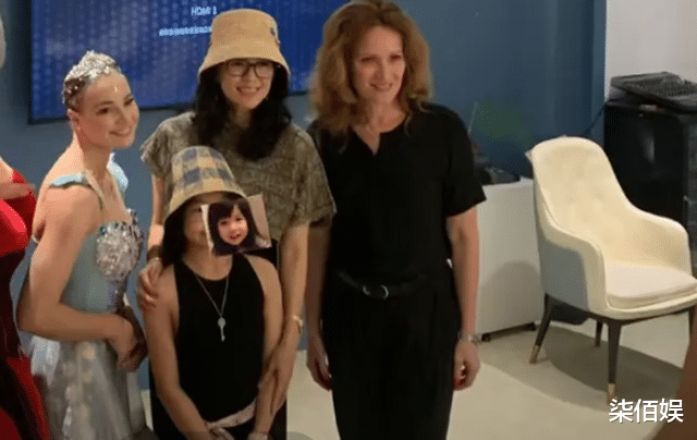 章子怡带女儿看演出,笑容温柔没有巨星气势,醒醒遗传汪峰近视眼