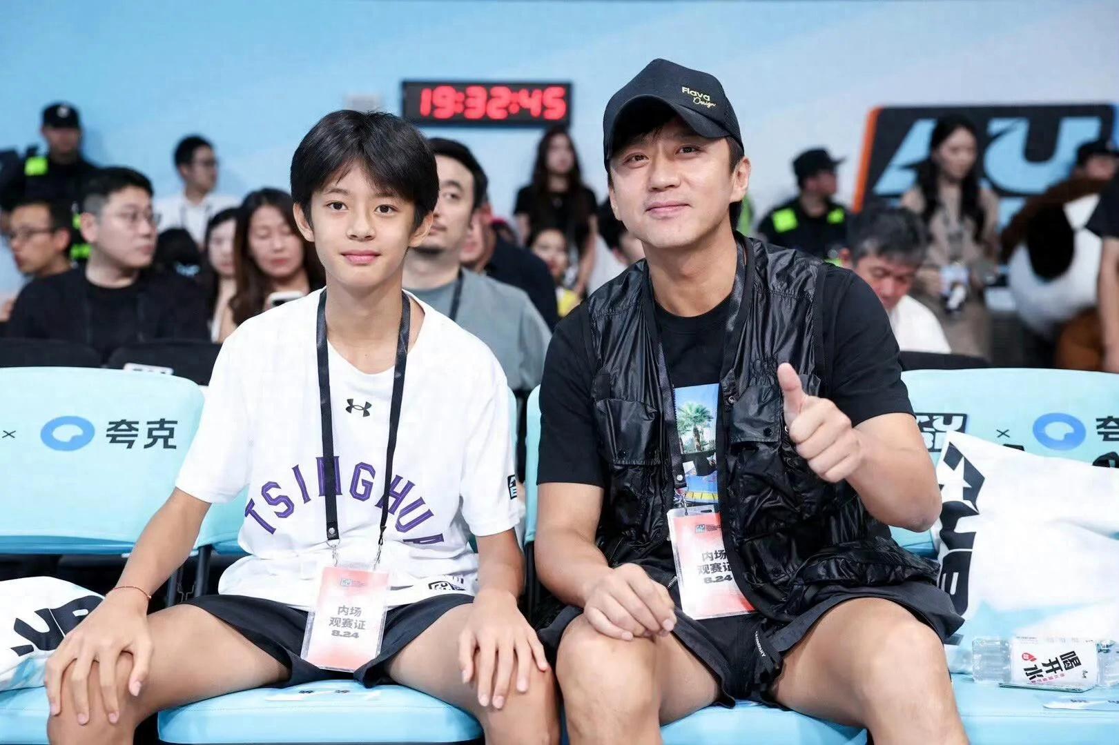 邓超携儿子看篮球赛，父子同框互动有爱，13岁等等模样帅气像孙俪