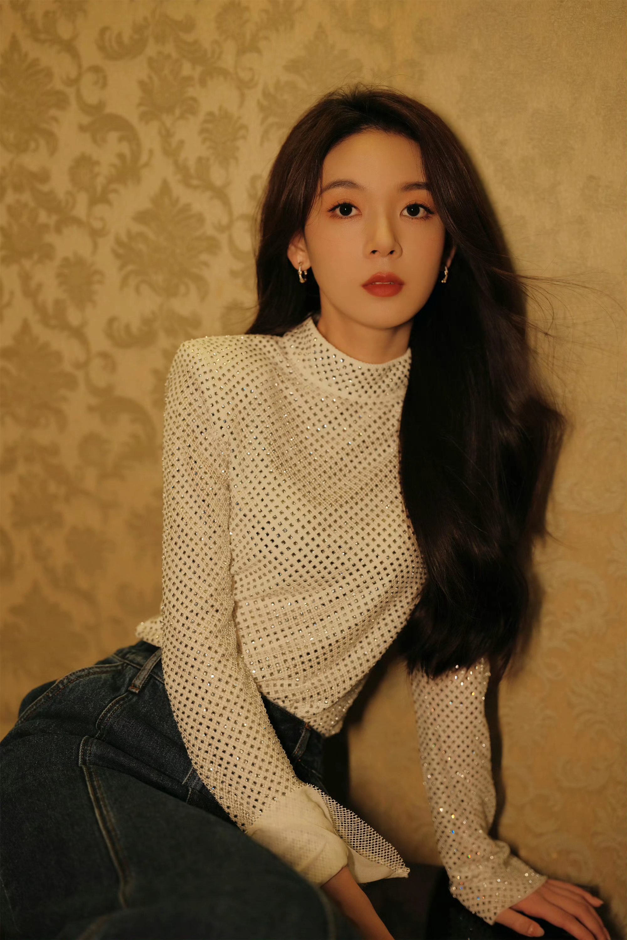 陈瑶长发朱唇复古写真：时光里的惊艳回响